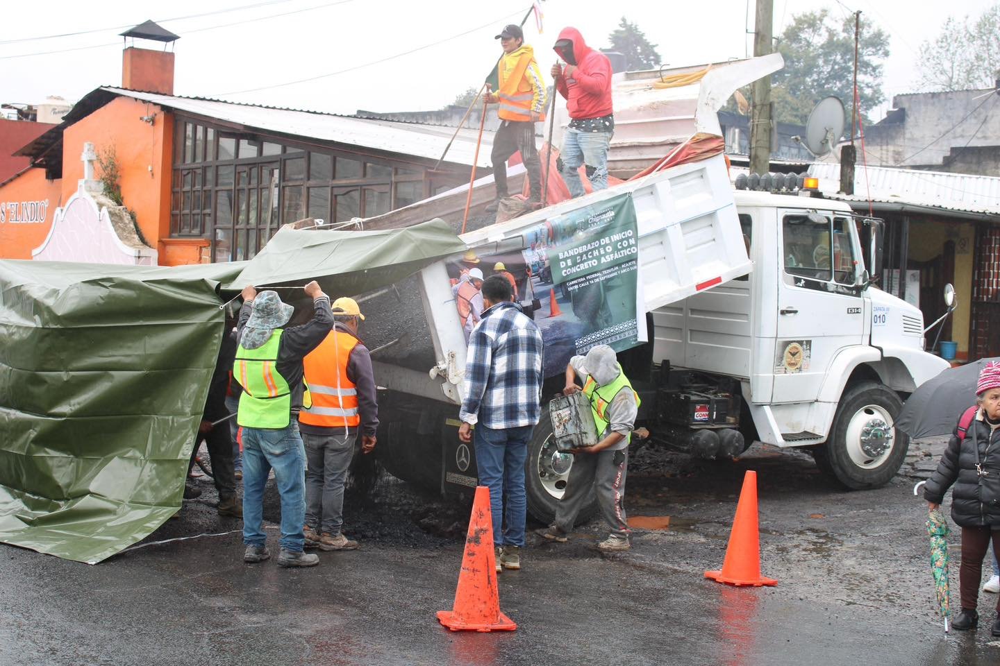 Imagen destacada de: inicio de Bacheo con concreto asfáltico entre la carretera federal Teziutlán - Acajete