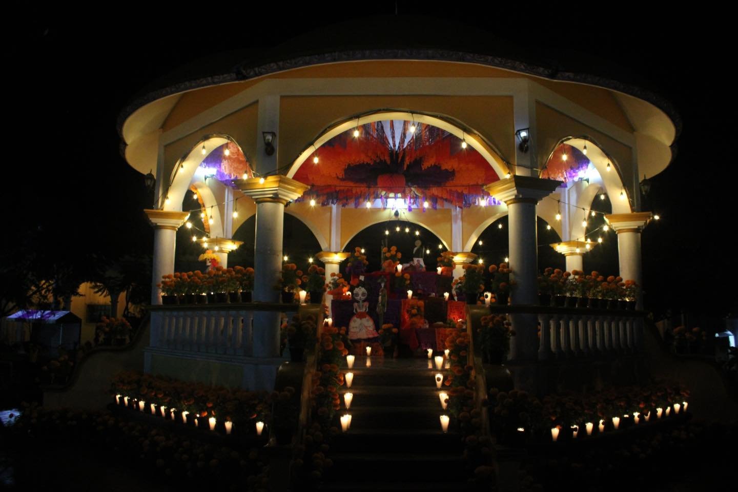 Imagen destacada de: Ven y conoce nuestro gran altar que se encuentra en el kiosko de nuestro parque municipal.