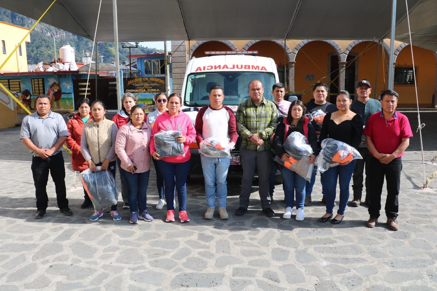 Imagen destacada de: Se hace la entrega de uniformes y ambulancia a los elementos que forman parte de Protección Civil