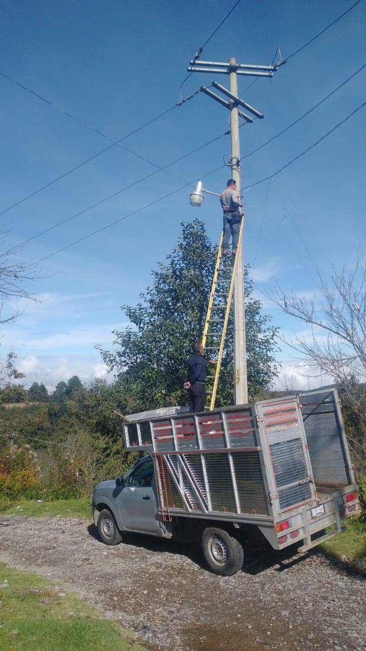 Imagen destacada de: El Departamento de Alumbrado Público se encuentra instalando iluminaría en la localidad de Coatzala