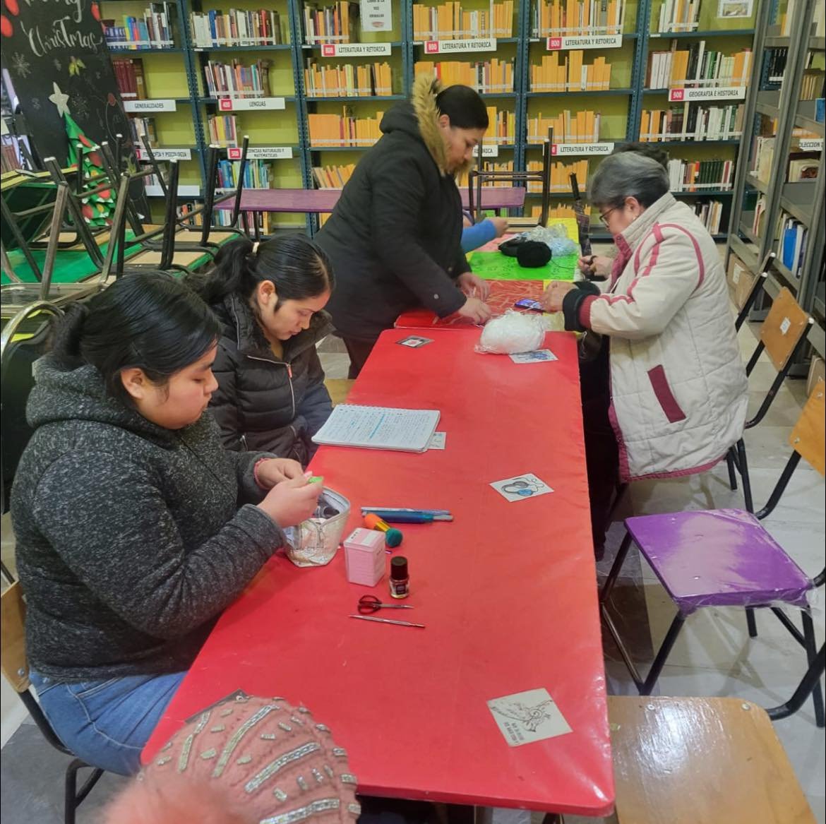 Imagen destacada de: se da Inicio la reapertura de los Talleres de Manualidades paras niñas y niños, Tejido y Gelish