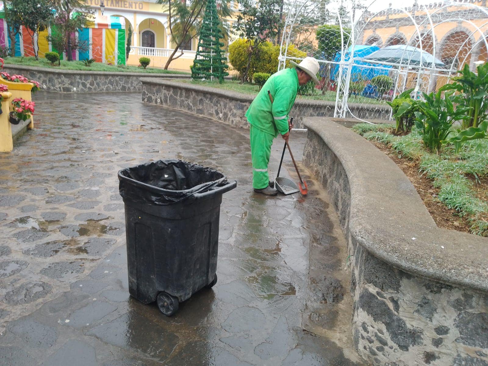 Imagen destacada de: Manteniendo las áreas públicas limpias para la ciudadanía. 