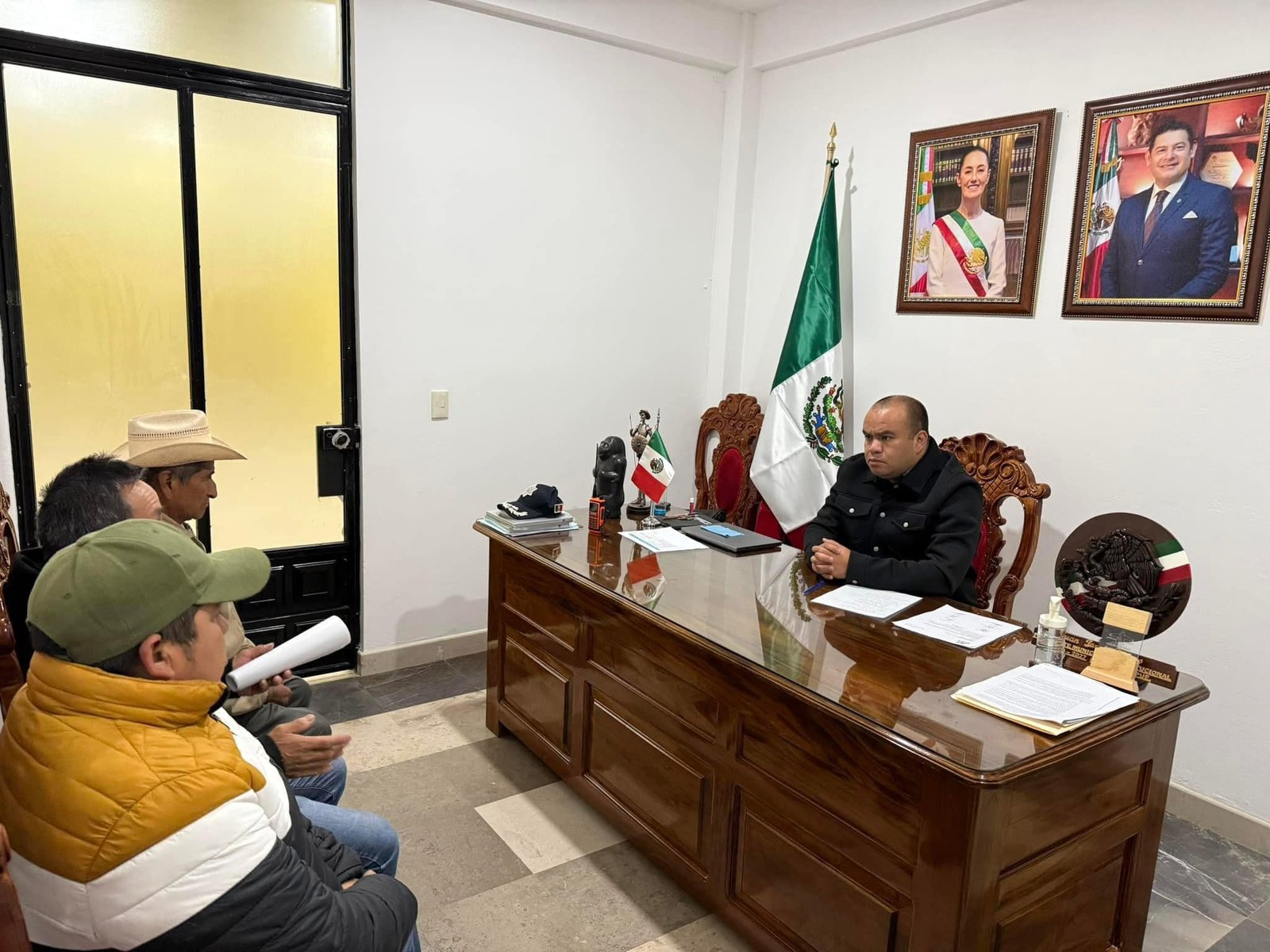 Imagen destacada de: Como parte de la atención ciudadana, el Presidente Municipal Juan Toral Ramos brinda atencion