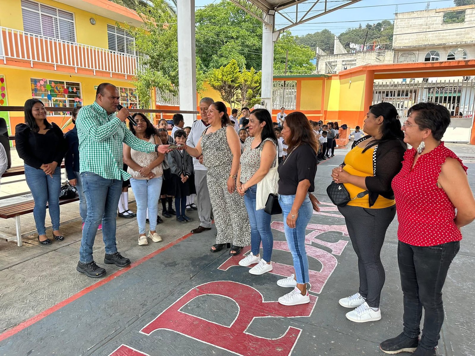 Imagen destacada de: Entrega de un recurso económico a la Escuela Primaria Carmen Serdán