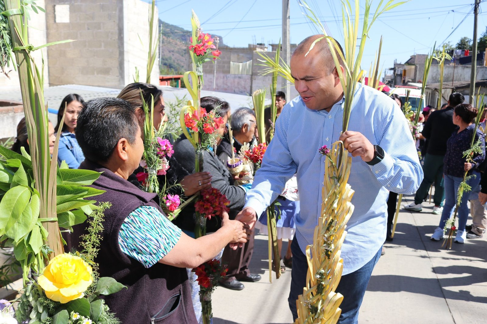 Imagen destacada de: Bendición de palmas, por la celebración del Domingo de Ramos