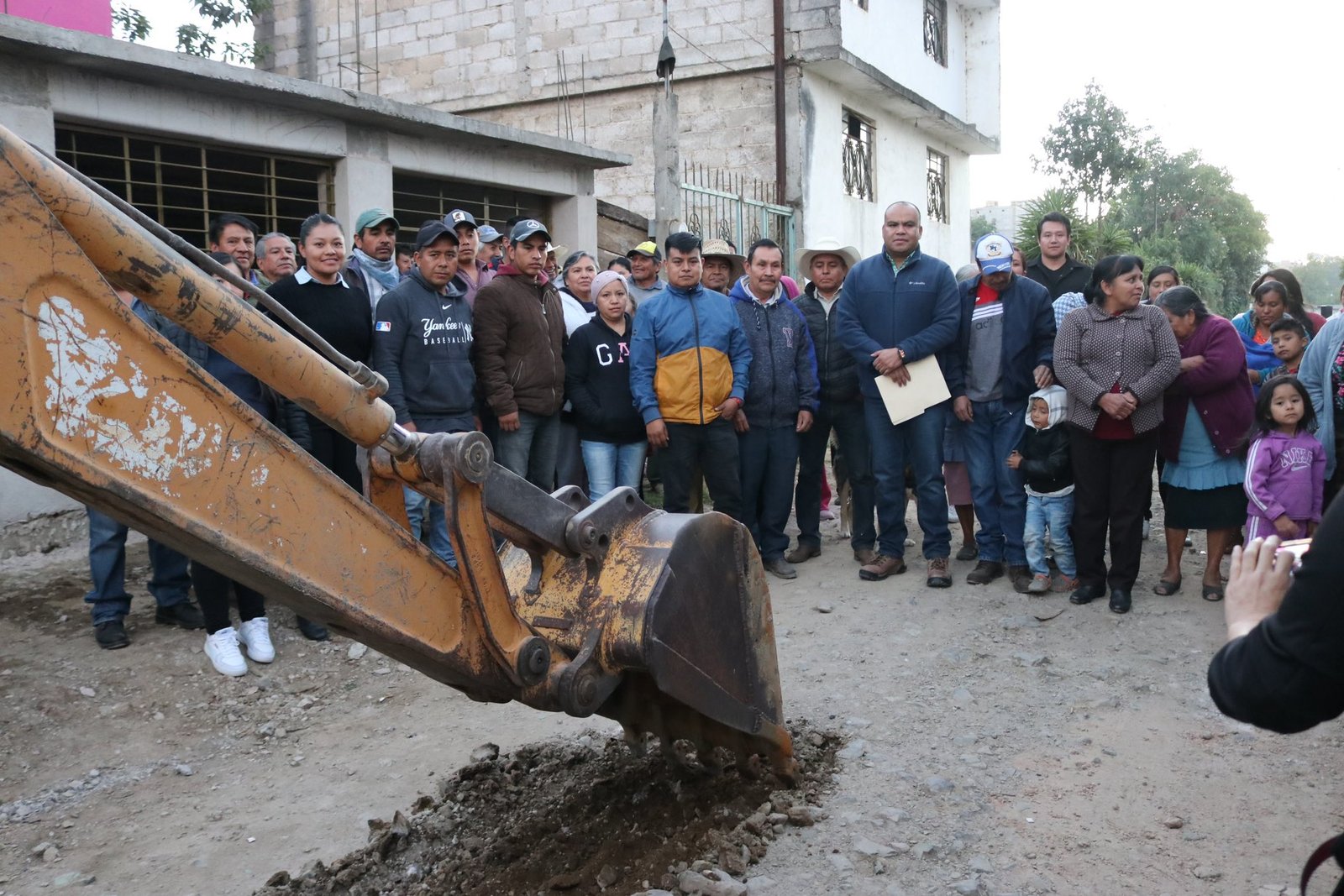Imagen destacada de: Banderazo de inicio de obra comunitaria con concreto hidráulico de la calle Simon Bolivar